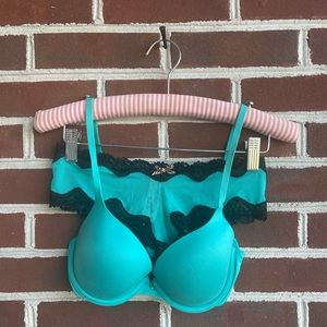Victoria’s Secret Bra and Panty Set. Bra 34 B Panty Small.